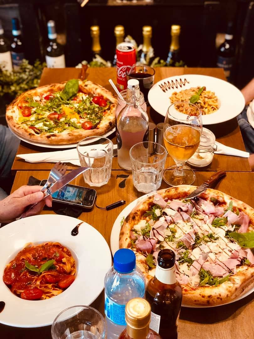 Table de pizzas et de pâtes à partager